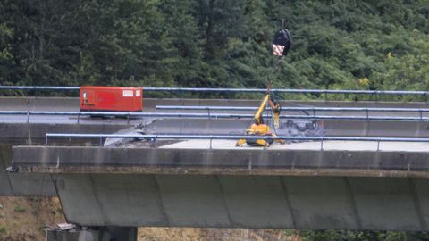 El rver que realizar la obra picar metro a metro la losa de la dovela. Cuando esta caiga, quedar colgado de la gra mediante un cable. Est controlado por dos operarios que lo pilotan de manera remota desde la cesta de otra gra, situada a unos 100 metros del vano, en el viaducto adyacente.