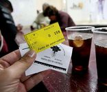 Los tiques de la controvertida fiesta inclu�an rifas de regalos.