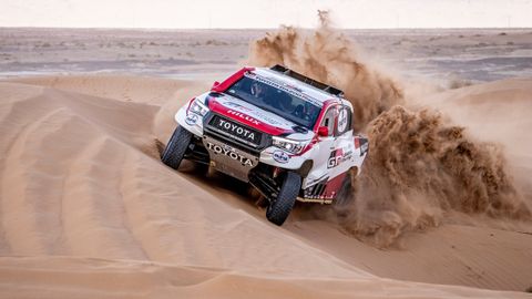 Fernando Alonso conduce por las dunas del desierto en Marruecos