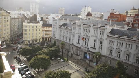 A la derecha, en una foto de archivo, la sede del Tribunal Superior de Xustiza de Galicia, donde se dict� la sentencia ahora recurrida
