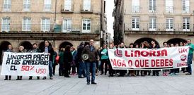 Trabajadores y l�deres sindicales se concentraron en la Plaza Mayor de Ourense. 