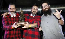 El Twanguero (arriba) y �nima con sus galardones. 