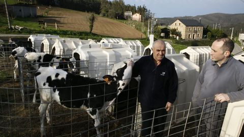 Los gerentes de la granja con los igl�s t�rmicos para terneras que importaron de EE.UU.