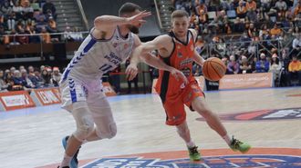 Paul Jorgensen maneja el bal�n sobre el parqu� del Coliseum ante el Palencia.