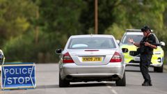 Un coche detenido en un control policial en las inmediaciones de la base de Fairford, en el Reino Unido