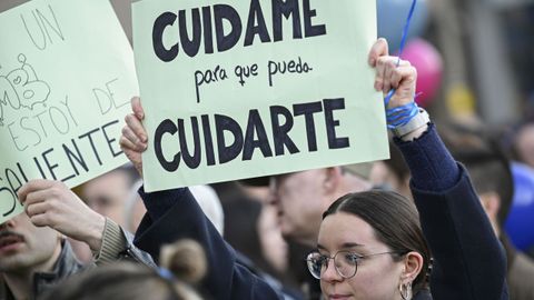 Cientos de m�dicos se han manifestado este mi�rcoles por el centro de Oviedo en la primera de las dos jornadas de huelgas convocadas en Asturias por el Sindicato M�dico Profesional de Asturias (Simpa)