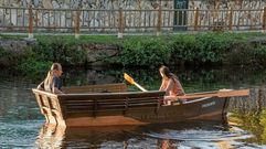Imagen de una de las barcas que recorre el Cabe desde el pantal�n del Parque dos Condes