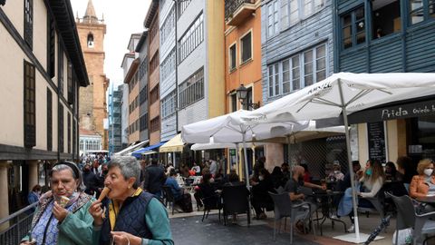 Terrazas llenas de gente en la Plaza del Font�n en Oviedo