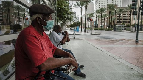 Dos hombres observando los efectos del del hurac�n