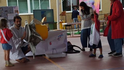 Estudiantes del CEIP A Laxe de Ferrol protagonizaron con sus experimentos la II Feira de Ciencias.
