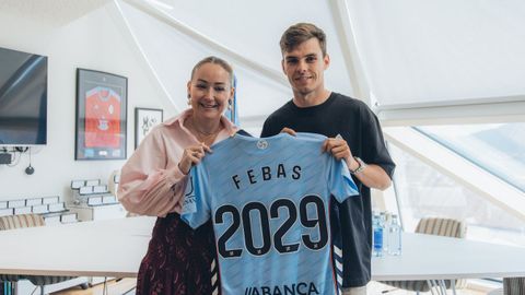 El nuevo jugador del Celta Aleix Febas, posando con Mari�n Mouri�o tras firmar el contrato que le vincula al club vigu�s hasta el 2029.