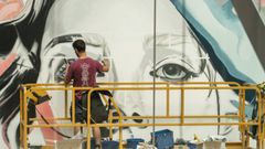 Diego As pintando una de sus obras en una tienda de Arenal en Badajoz