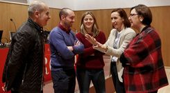 Los participantes en el Foto Voz departen animadamente antes justo antes de comenzar, en el F�rum. 
