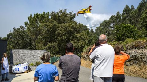 As viven los vecinos el fuego cerca de sus aldeas en Cobres, Vilaboa