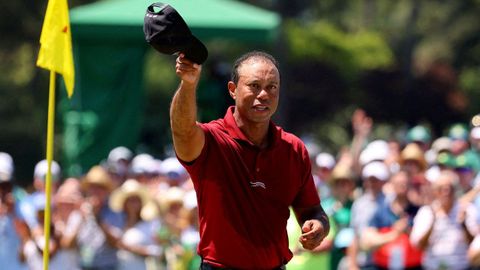 Woods, en el Augusta National Golf Club, animando al p�blico.