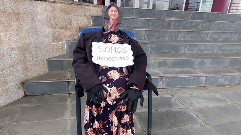 Una comadre represent� a Cilia Flores, la esposa de Nicol�s Maduro, en la entrada del edificio multiusos de Monforte