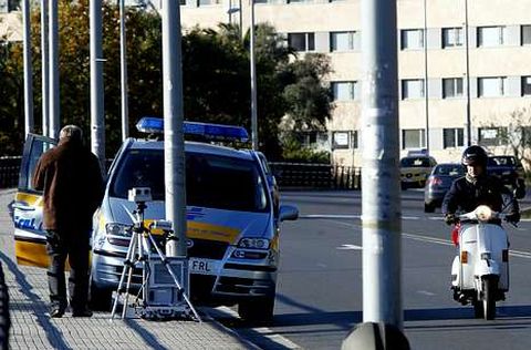 <span lang= es-es >Mirando al radar</span>.  Todo parece indicar que los conductores denunciados pod�an estar mirando el radar de un veh�culo, como el de la imagen en este caso en Santiago, que es cedido por la DGT a aquellos concellos que carecen de radar propio y han suscrito un convenio.
