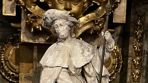 Detalle de la restauracin de la estatua de piedra de San Roque