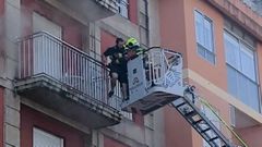 Los bomberos rescatan a un hombre atrapado en su casa por un incendio en el Calvario