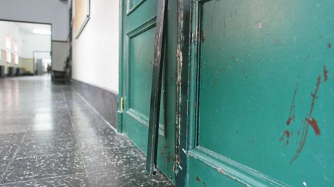 Puerta en mal estado del Concepci�n Arenal