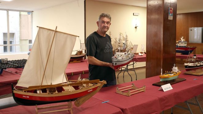 Manuel Sampedro, organizador de la exposici�n de modelismo naval, en el Liceo Mar�timo de Ribeira