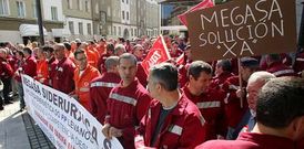Los trabajadores se concentraron ayer frente al edificio administrativo de la Xunta en Ferrol.