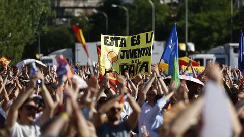 Cientos de fieles esperan la llegada del papa Le�n XIV en la plaza de Lima.
