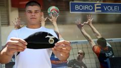 Juan Quelle, en el exterior del pabelln de A Cachada, con la boina oficial de la Bripac.