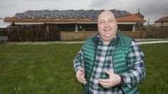 Jos� Manuel Boquete, padre de Brino, posa delante del restaurante