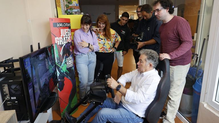 O alcalde de Pontevedra, Miguel Anxo Fernndez Lores, probou un dos video xogos no local da asociacin Gaming Troop, que organiza o Lrez Up en colaboracin c Concello