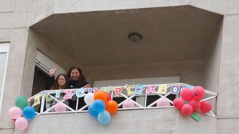 La Polica Nacional de Lugo acude a felicitar a Andrea por su cumpleaos