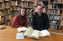 Almudena Mosquera y Javier L�pez Quint�ns, coordinadores del grupo interdisciplinar en la biblioteca.