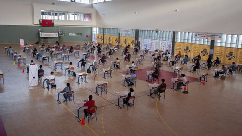 Alumnos marroqu�es haciendo en Rabat el examen de ingreso a la universidad