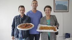 El director del Coliseo Javier Rodriguez con las dos �nicas personas que se presentaron el concurso de la empanada en la Romer�a de Santa Margarita 