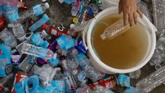 Imagen de archivo de cientos de botellas de pl�stico en un dep�sito de basura. 