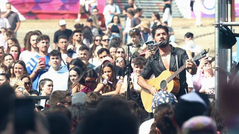 Siloé empezó su concierto en O Son do Camiño en acústico y entre el público del foso.