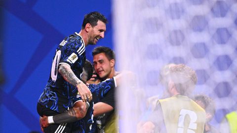 Messi, elevado por sus compa�eros tras la remontada ante Inglaterra.