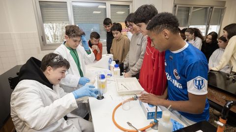 Primera jornada de ciencia en el IES Alfredo Bra�as: �las im�genes!