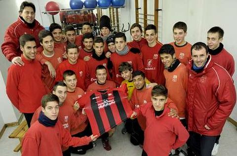 Los entrenadores Willy y Nando con los jugadores juveniles de la EF Lal�n en el Cortizo.
