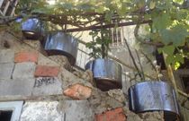 <span lang= es-es >Una �maceta� cl�sica</span>. En A Ponte Vella de Arriba, en Santiago, a los tambores de lavadora se les dio otro uso. 