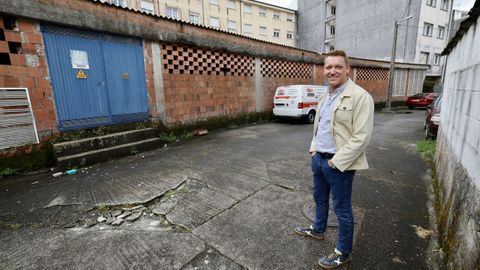 C�sar Bugallo, presidente de Afafes, ante el local que compr� la entidad