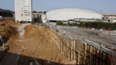 Vista de la parcela (izquierda) en la que se va a construir un edificio y en la que se originaron los da�os en la calle Francisco P�rez Carballo