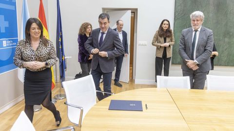 Rosa Silva, del sindicato CSIF firm su adhesin al acuerdo sindical delante de la plana mayor de la consellera, con su titular, Romn Rodrguez (centro) y el secretario xeral, Manuel Vila, a la cabeza.