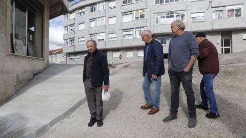 Los vecinos prefieren subir y bajar por la calzada en lugar de por las nuevas aceras.