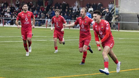 ADRI�N ALCAINA CELEBRA UN GOL AL CAMARI�AS EN OCTAVOS.