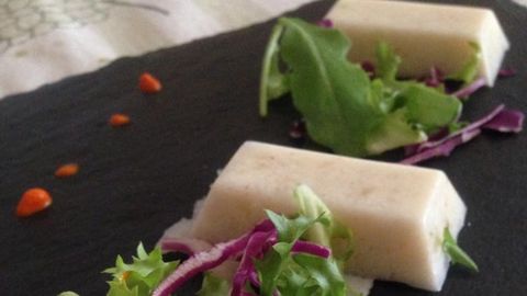 ENSALADA DE QUESO DE MERLUZA. Una de las patentes que tiene en su poder es el queso de merluza. Lo presenta con lechuga, tomate y cebolla del pa�s.