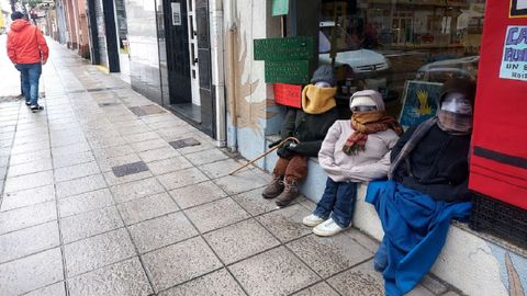 Un grupo de compadres en la calle Roberto Baamonde de Monforte reclam� la instalaci�n de bancos en esta zona