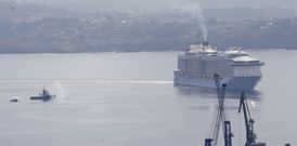 Los remolcadores recibieron al trasatl�ntico lanzando chorros de agua. 