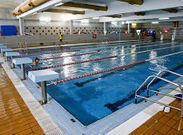 Los trabajadores de la piscina quieren pasar a ser personal laboral del Concello. 