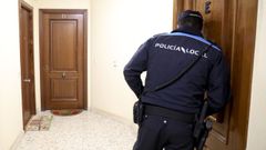 Un agente local, revisando un piso por quejas de ruido, en una imagen de archivo.